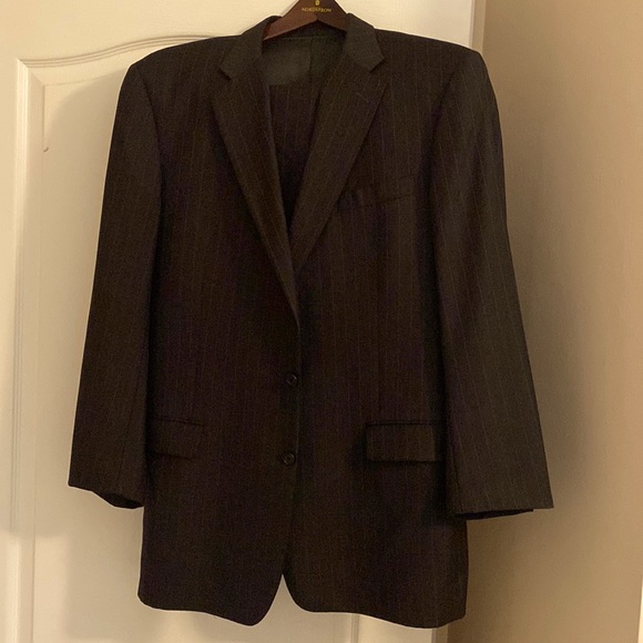 Hickey Freeman grey pinstriped suit.  Excellent condition and well maintained. - Picture 1 of 7